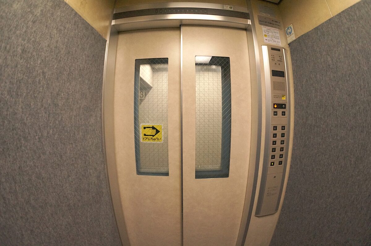 マンションのエレベーターに乗っている時に、大地震が発生したらどうする？マンション自主管理と管理組合会計サポートの近藤リフレサービス