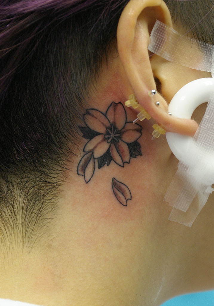 耳裏 ear back- 大阪 和泉のタトゥースタジオ Yoshiki Muramasa Tattoo Studio