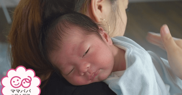 動画で簡単！ゲップが出ない時は「浮き輪抱っこ」と「横向き寝」が効く！ベビーカレンダ