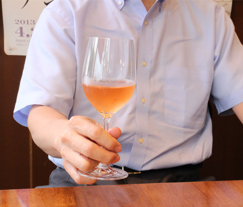 ワイングラスの持ち方のマナーとは？女性が絶対に知っておくべき心得！猫でもわかるワインブログ