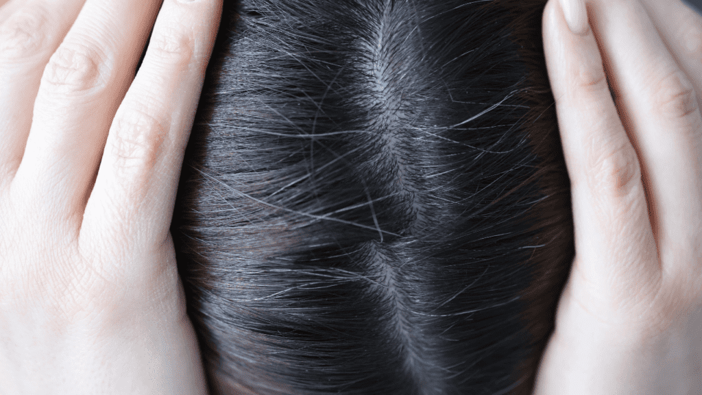 女性の白髪は何歳から生え始めるのが普通？増える前の対処法も紹介-美髪ラボ白髪染め・カラートリートメント総合サイト リカラ