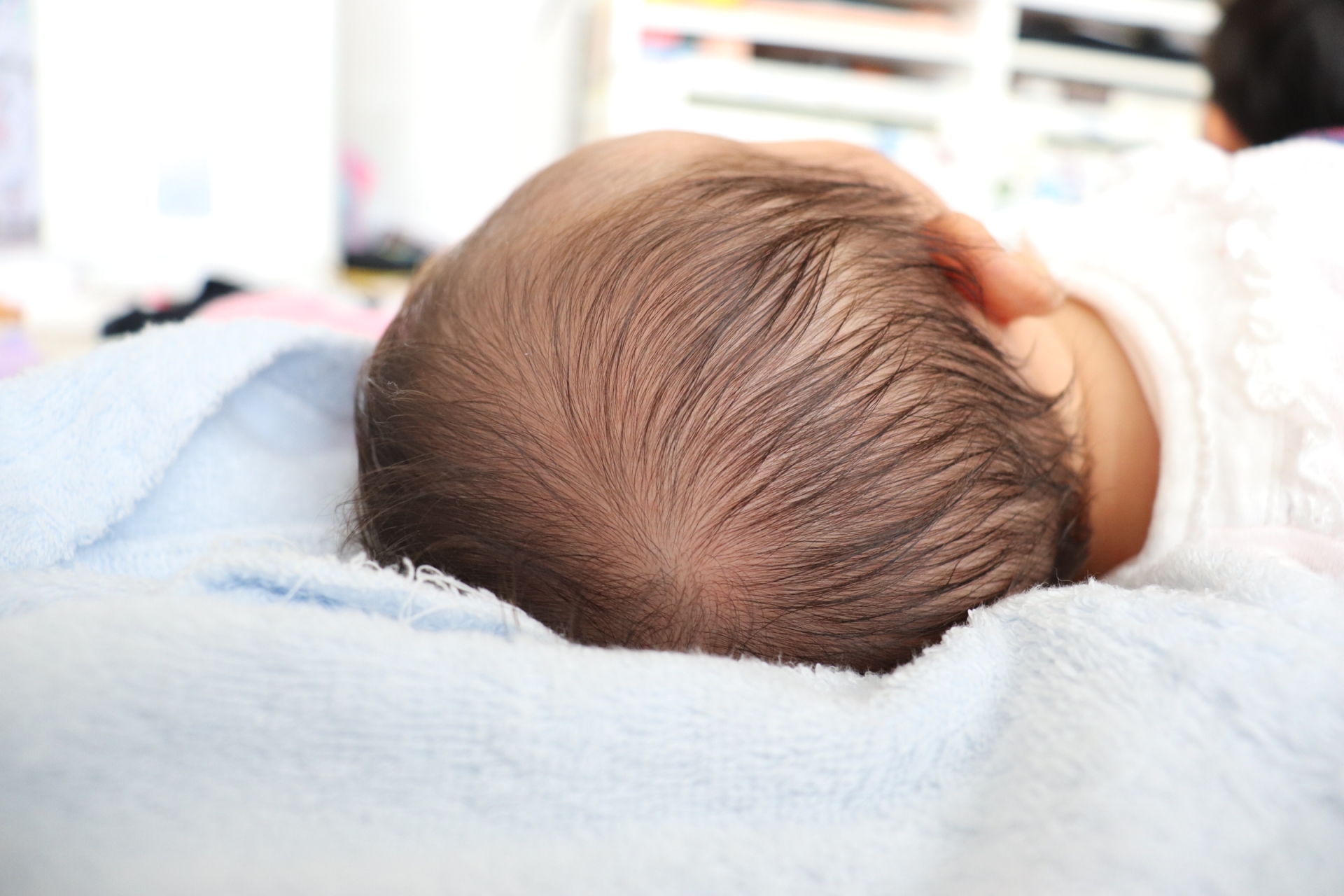 1歳3ヶ月の赤ちゃんのおもしろ動画 - 頭が大きすぎて引っかかる日々