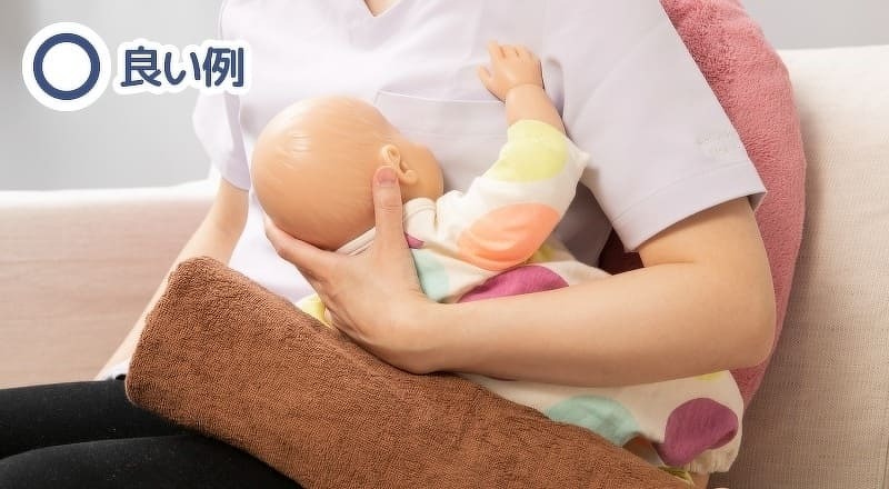 母乳の与え方を意識するだけで、お口の育ち方が変わってきます！ 正しい授乳姿勢とくわえ方が出来ていると、赤ちゃんが上手に飲む事ができるだけでなく、舌やお口周りの筋肉、あごが正常に成長して、歯並びも整いやすくなります✨✨また、母乳の出もよくなり、授乳時の