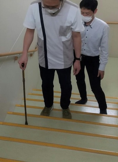 片麻痺患者の階段昇降のリハビリテーション - リニューロ・川平法のニューロテックメディカル・リハビリセンター東京・池袋