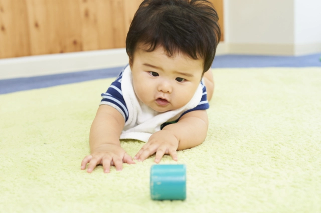 ずりばいの練習は必要？いつから始める？何ヶ月が目安？前兆も解説 - MAMA Media