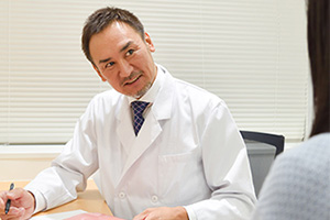 ワキガは見た目でわかる？黄ばみと匂いの特徴 - 福岡美容皮膚科あやべクリニック