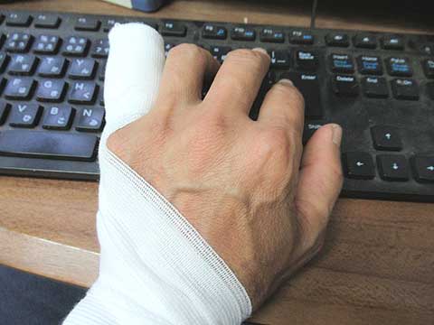 事故車引き上げフラついた対向車から突撃されて挟まれたらしいです暑さでボーっとするので気をつけましょう❣️事故事故現場怪我は軽傷DMCドゥーテック・モーターケア