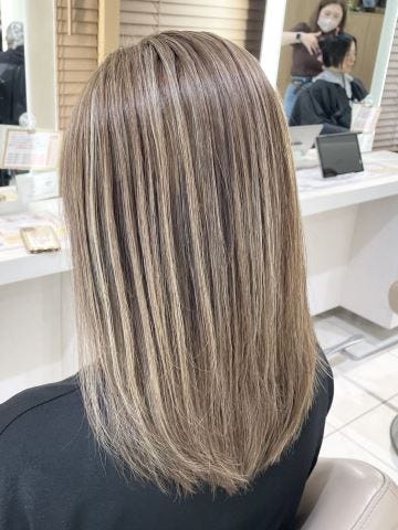 ミルクティーの髪色は白髪におすすめ！綺麗に維持する方法も解説