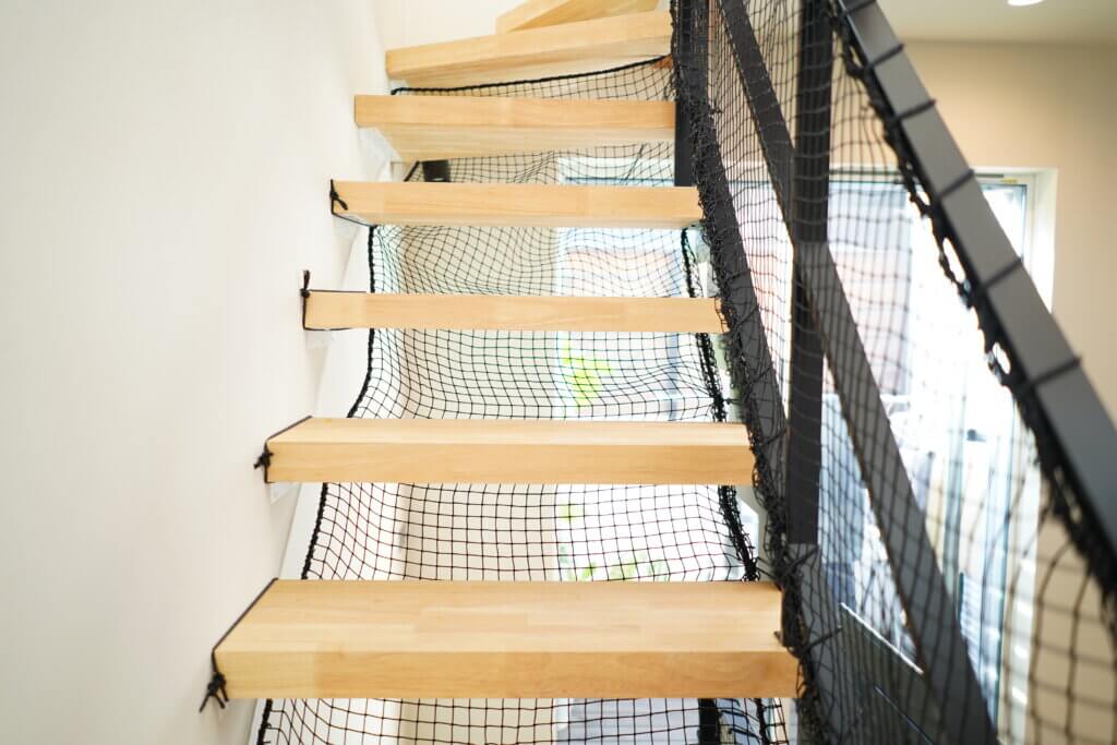 鉄骨階段に転落防止ネットを張ってきました！ 大阪のオーダー家具、キッチンは家具から始める家づくりのリーフへ