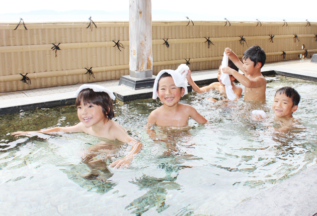 お風呂に入る女の子 写真素材5098390- フォトライブラリ