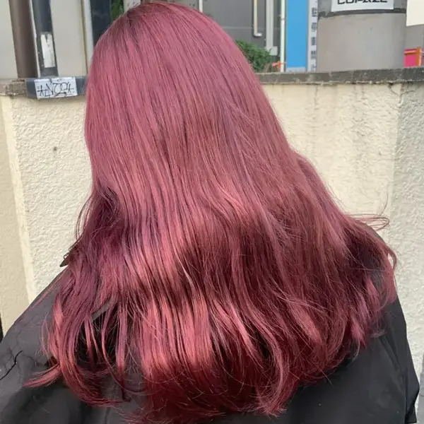 高暖色カシスのピンク系カラーにミディアムローレイヤーのカラー映えスタイル美的.com