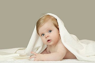 女の子赤ちゃんのおりものがでた時の対処法👶, 赤ちゃんでもおりものがでたりするって本当ですか？, ➡️はい、本当なんです！,知らない人も多いのですが、新生児の女の子の陰部には白いネバネバしたおりものの様なものがついている事があって、正式には”新生児胎脂” しんせいじたいし 」と言います。, 生まれたばかりの赤ちゃんの割れ目の内側に見られる白いカスは、脂肪を主成分として、あかちゃんの肌を