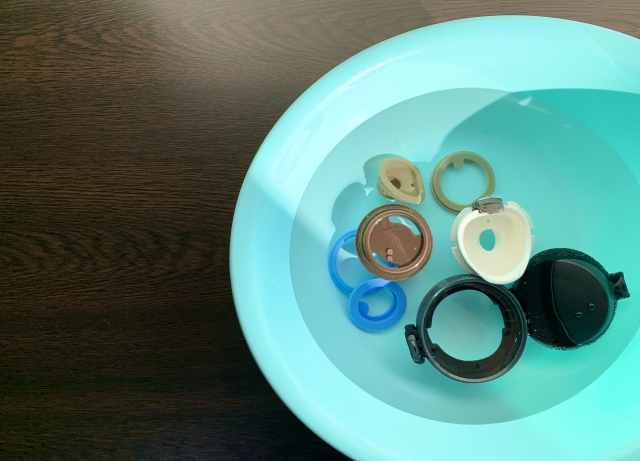カビ発生の危険あり!? 水筒の正しい洗い方やお手入れ方法とは？こそだてまっぷ