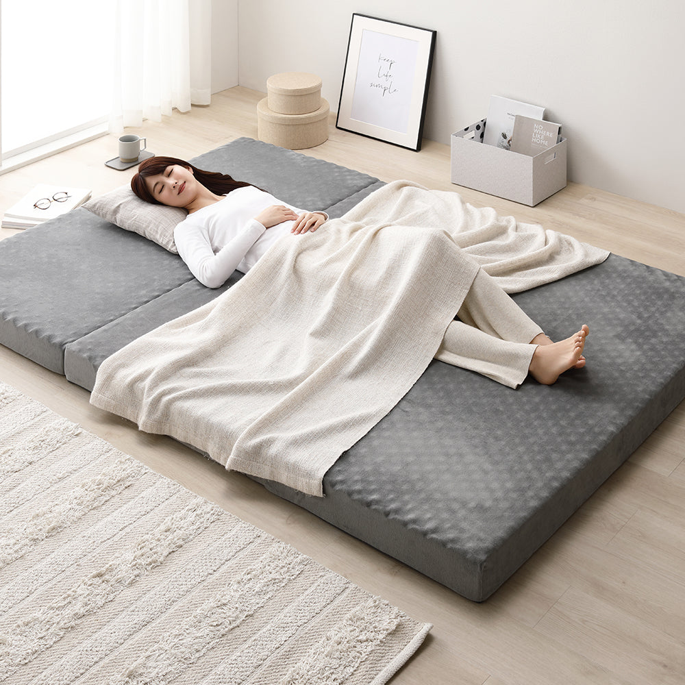 最近このような事例が増えています。, 「マットレスの黄ばみをキレイにしてほしい」, お伺いしマットレスを確認すると、真っ黄色のシミ。,これは汗ジミや粗相の色ではなく、洗剤成分。,クエン酸や重曹、市販の消臭剤を長期間に渡り使用し続けた結果、黄色くなってしまった、ということが増えています。,清潔にキレイにする為に、ネット検索すると、重曹やクエン酸を使った清掃方法が沢山出てきます。,