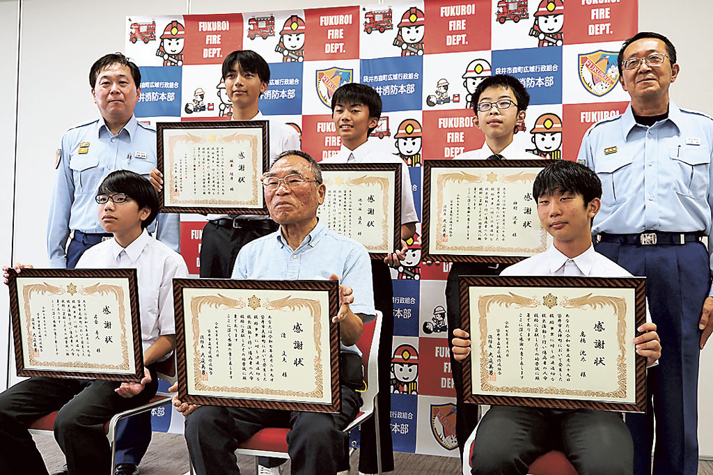 ９月９日は救急の日🚑こんにちは！袋井消防署です！ ９月３日から９月９日まで救急医療週間が実施されました。９月８日はバス会社従業員の方々に、応急救護を受講していただきました。 三角巾を使用した止血法や固定法、毛布を使用した搬送法に加え、バス内の救急事案