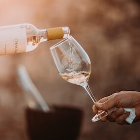 ワイングラスの正しい持ち方 なぜか日本酒蔵元による説明– 吉川醸造KIKKAWA JOZO