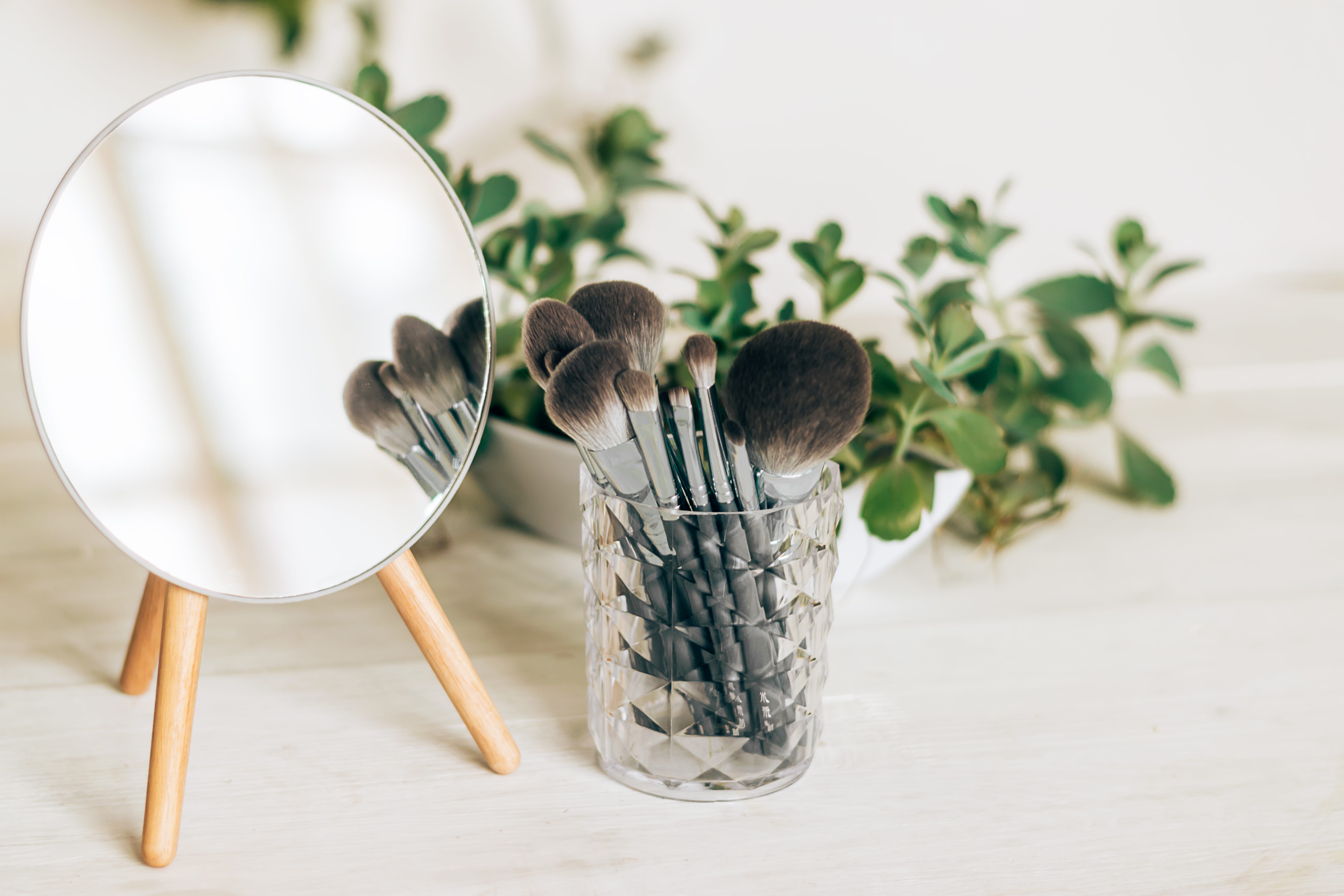 古い化粧品、どう捨てる？正しい処分方法と注意点を解説アール不用品回収株式会社