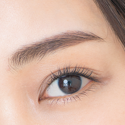 甘いけどそれだけじゃない強さを感じる女の子には、圧倒的に目力がある 。顔に対する目の割合が大きく、思い出すイメージがまずその大きな目。目が大きくなくても、まつ毛が濃かったり、黒目がちで切れ長、輪郭がスッキリしてみえる人はこのタイプに近づけられると思う