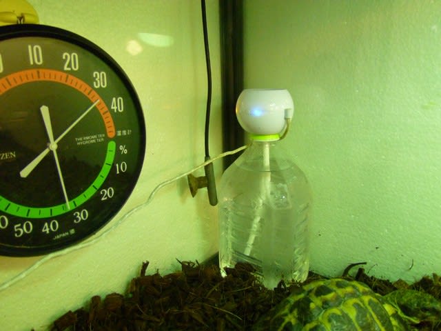 ペットボトルの水でミスト発生、交換カートリッジ式のコンパクトな加湿器 - 家電 Watch