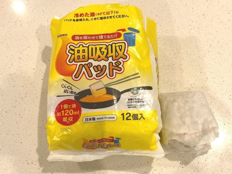 daiso購入品, @daiso_official , 最近ダイソーで発見した便利グッズ💡, 落ちワタを使った 油吸収パッド ,1個で約120mlも吸収できる優れもの！, 工場内リサイクルコットン を中綿に使用しているエコな商品♻️,炒め物や揚げ物で残った冷めた油もぐんぐん吸ってくれます😳,今までは母親から教わったやり方で、牛乳パックにキッチンペーパーを詰めたあと油を流し込んで可燃ごみに捨