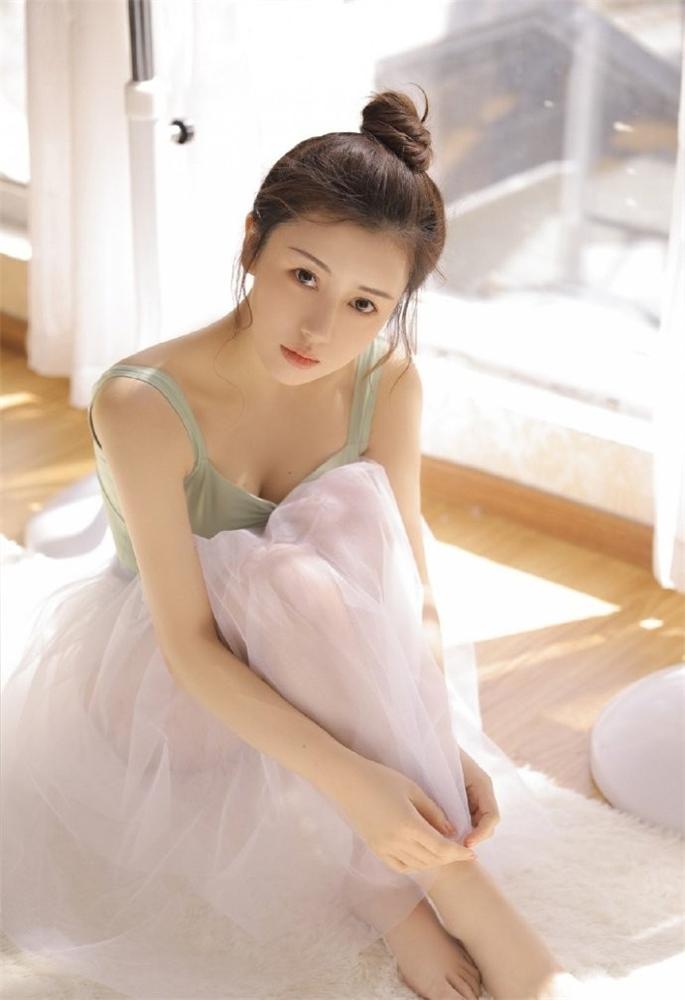 性感美女挑逗写真，媚态丛生！_凤凰资讯