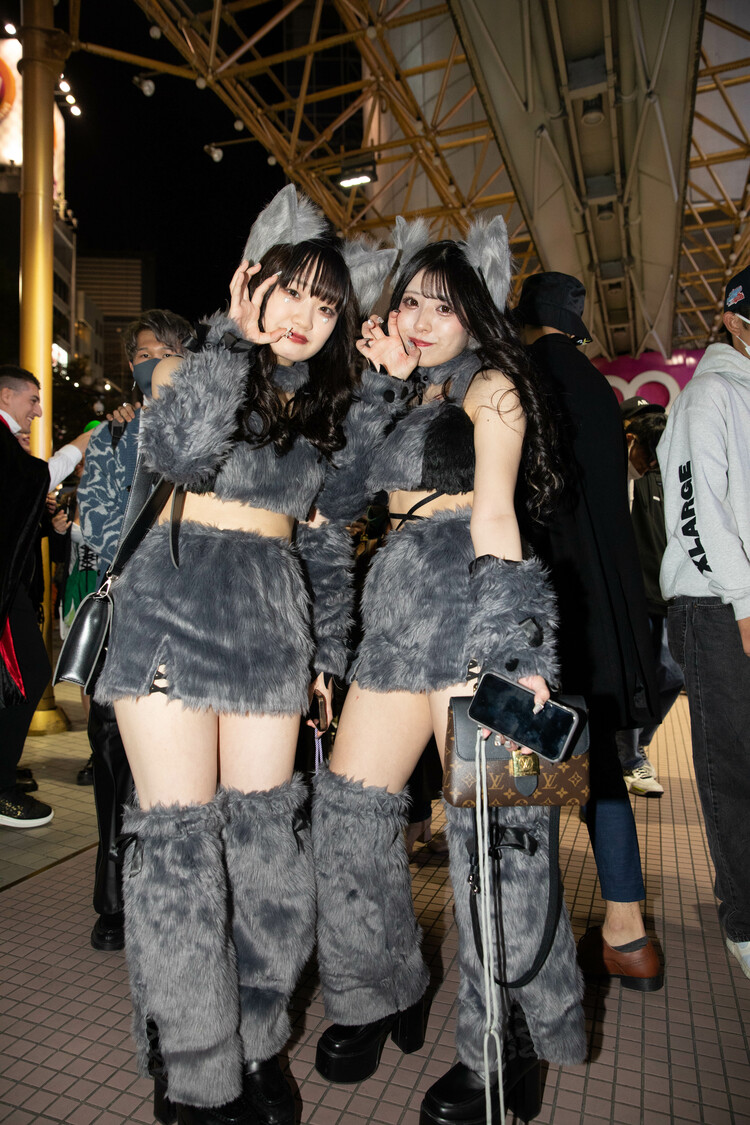 写真](18ページ目)《渋谷ハロウィーンルポ》「USJの娘とは露出の意味が違います！」スパイにワンピにバニーガール…本番を待ちきれず街が燃え始めた！  |