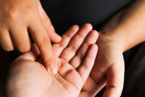 旅行線コワイほど当たる！ 手相占い芸人・島田秀平さんの最強手相占い！占いnon-no web