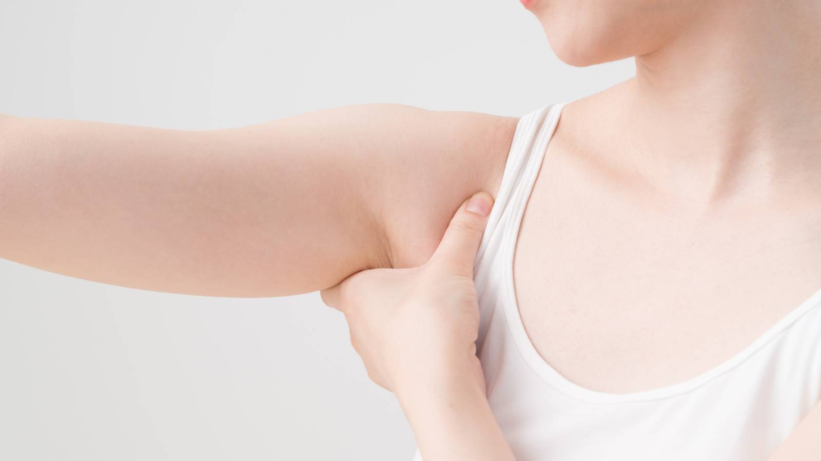 仕事中ひどい肩こりに悩まされています。どうすれば解消できますか？くらしにプラスエステー株式会社