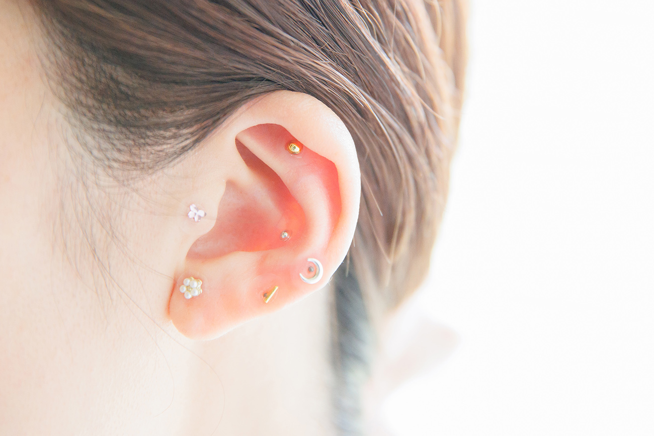 流行中の「耳つぼジュエリー」とは？気になる効果や特徴・期間・痛みなども解説
