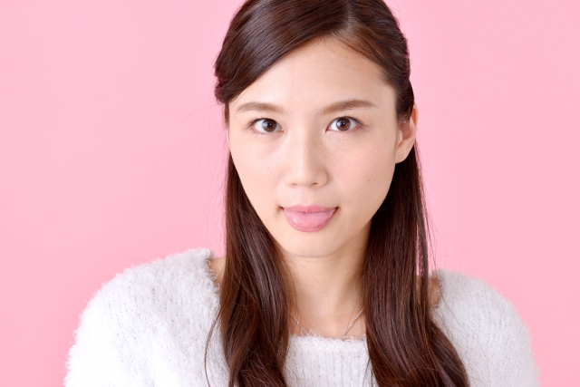 舌を出すミディアムショットの女性無料写真