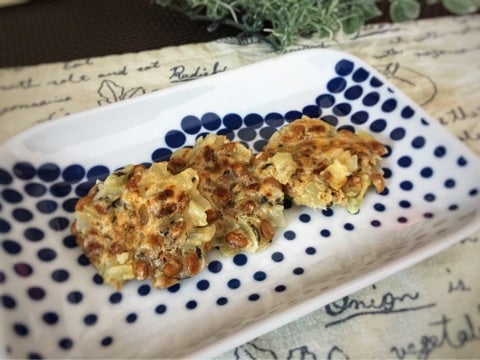 @baby_food_lab, 今日は納豆おやきを紹介！👶🏼🤍, 「作ってみたい！」って方はコメント欄に, ❤️マーク押してね！🥰,発信の励みになります✨, -————————————————,材料 , ○ひきわり納豆 1パック, ○豆腐 80g, ○卵 1個, ○米粉大さじ1, ○かつお節 大さじ1, ○青のり 小さじ½, ○醤油 適量,作り方 , ①ボウルに○を全て入れよく混ぜる,