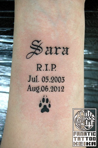 耳裏の日本伝統的な鶴のタトゥータトゥー・ファインライン・ラインワーク・耳の後ろ・耳 ・美しい・鶴・おしゃれ・和風・女性・ワンポイント・セクシー・伝統的