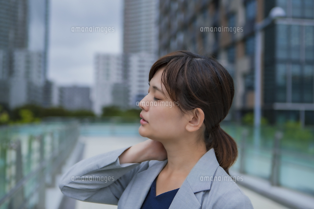 首に手を当てるイラスト無料イラスト・フリー素材なら「イラストAC」