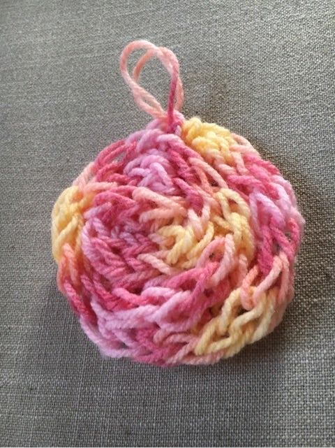 初心者向け アクリルたわしの編み方を丁寧に解説！洗濯方法、コスパも - macaroni