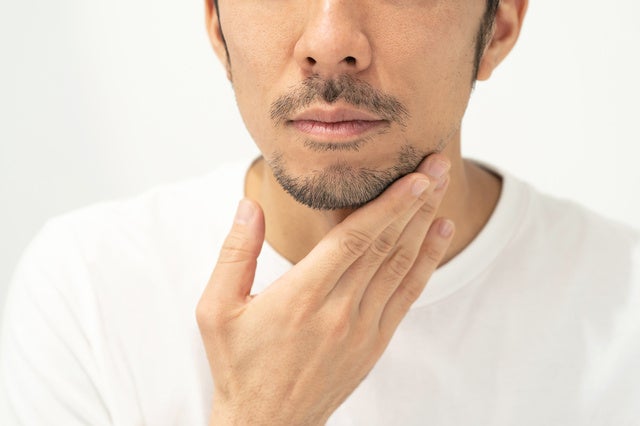 肌に影響大 ヒゲを抜くと歯が悪くなるはウソ！？毛抜きのリスクと青ヒゲ解消方法を紹介！ - 美メンズBlog