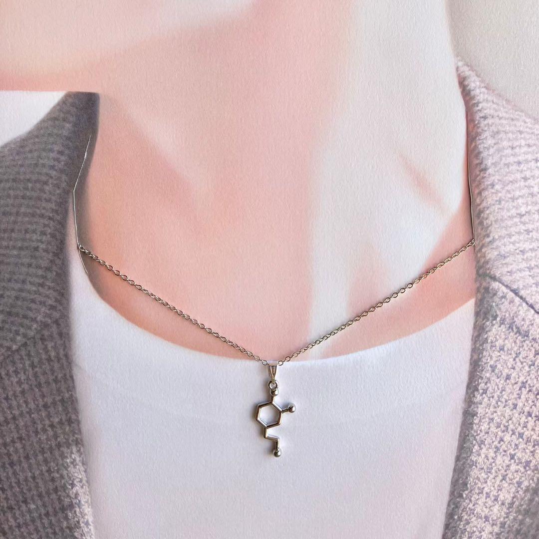 分子構造式のネックレス透明創造室