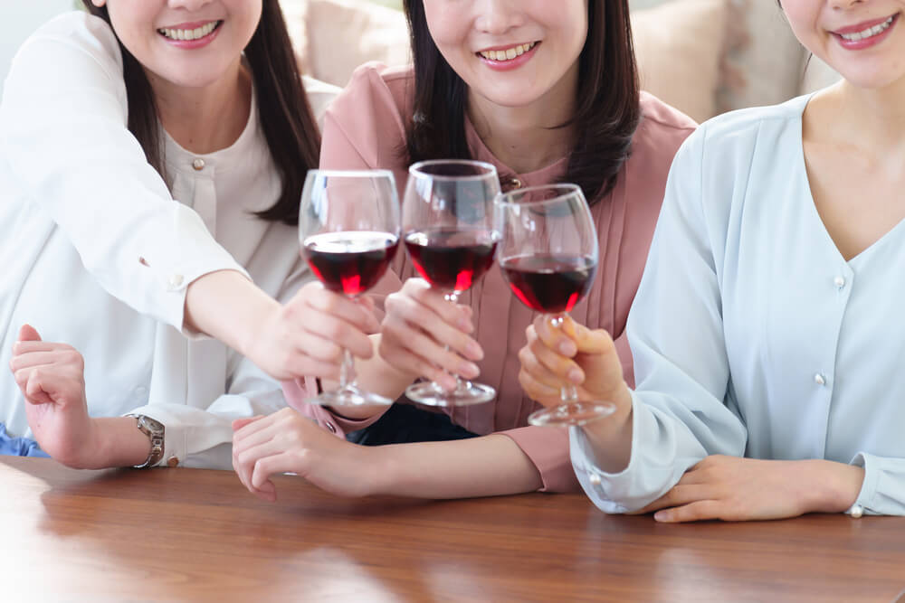 ソムリエ監修 ワイングラスの綺麗で正しい持ち方を解説！エノテカ - ワインの読み物