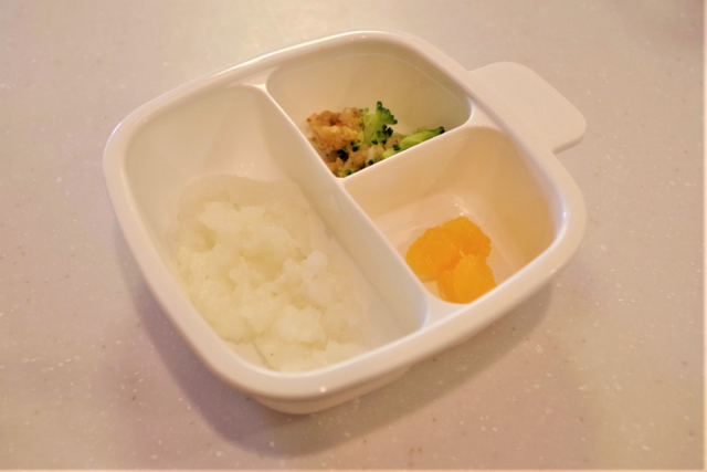 離乳食用の食器はひっくり返らないのが便利!床に敷くシートも紹介 - rizapan blog