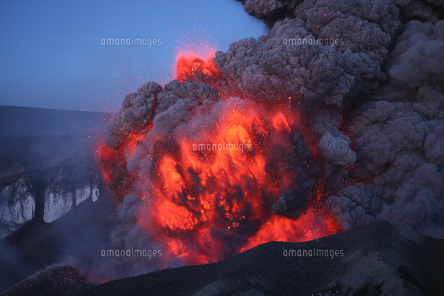 オーロラと火山の噴火を同時に撮影して映画のような光景になっている写真 - GIGAZINE