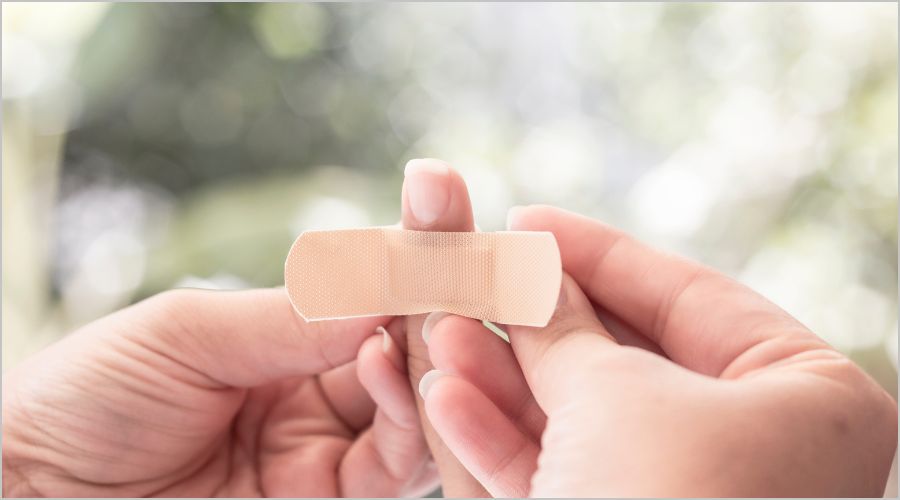 指先絆創膏のはがれにくい貼り方☆２か所カット☆浮いた爪の保護にはにゃ！☆手作りおもちゃ箱☆ 牛乳パック等で簡単工作