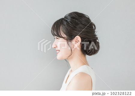 横顔美人の条件や特徴は？整形なしで綺麗な横顔になる筋トレ・マッサージ・メイク方法も解説LIPS