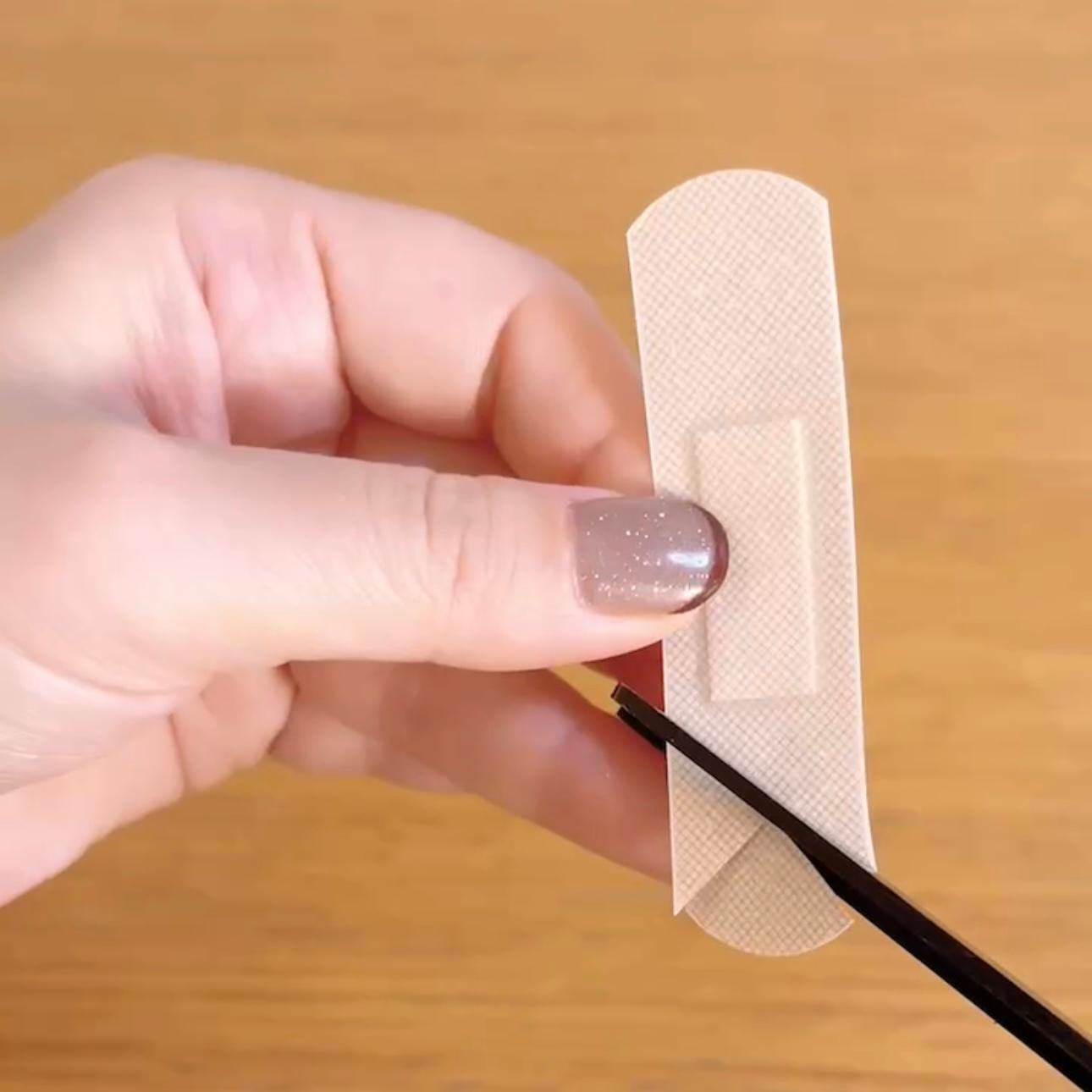 肌色タイプバンドエイド他、1商品を使った口コミ -深く割れてしまった爪の修復技！！by @-chan あーちゃんLIPS