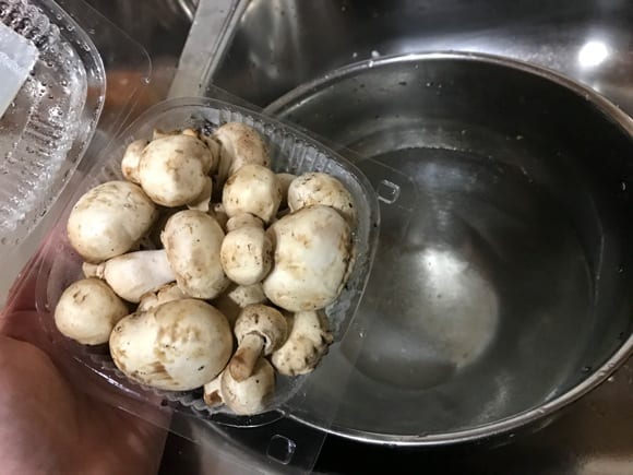 今日買ったばっかりのマッシュルームですが - 中が黒いのですが腐っているので- Yahoo!知恵袋