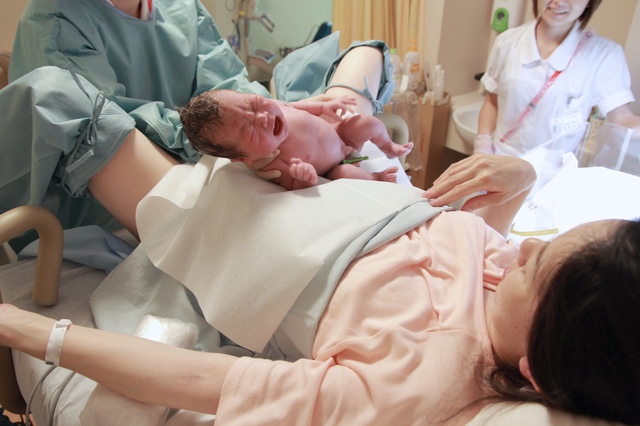 赤ちゃんを抱っこする夢の意味 夢占い 女の子？男の子？人物や状況別に解説 - CanCam.jp キャンキャン