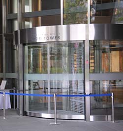 自動回転ドアが「再起動」、省エネ計算ソフト開発へ - 日本経済新聞