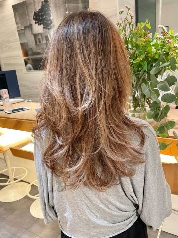 岡崎50代からの上品ショート＆白髪ぼかし白髪のある髪をイルミナカラーで艶っぽいミルクティーに退色してきて黄色味が出てきた髪 を、イルミナカラーで綺麗なら透明感のあるミルクティー色に。 オキシは3%しか使っていないので、毎回毛先まで染めてもダメージは