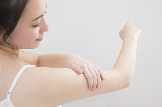 日焼けで皮がむけた女性 - No: 500495写真素材なら「写真AC」無料 フリー ダウンロードOK