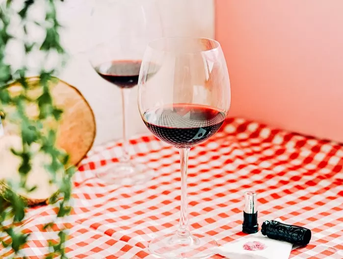 グラスの持ち方でわかるナルシスト度合サーベル