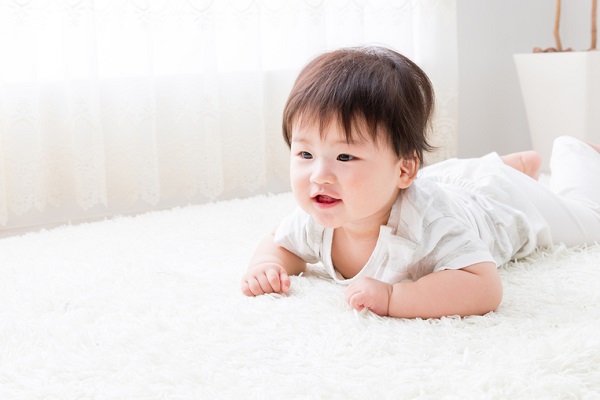 登るのが大好きな時期の1歳児！ 机に乗ろうとしたり棚に登ろうとしたりとどこでも登りたい子どもたち！ そこで、運動遊びで登る動きを取り入れました！子どもの行動や気持ちから遊びに繋げていきたいです♪社会福祉法人檸檬会レイモンドチルドレンレイモンドこども