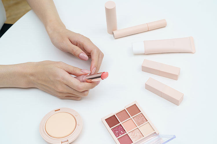 増え続ける化粧品。捨てるタイミングと散らからない収納方法「マイナビウーマン」